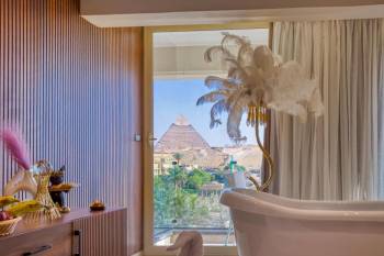 Deluxe Suite with Spa Bath2