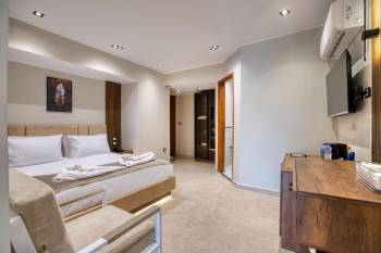 Deluxe Double Room with Balcony2